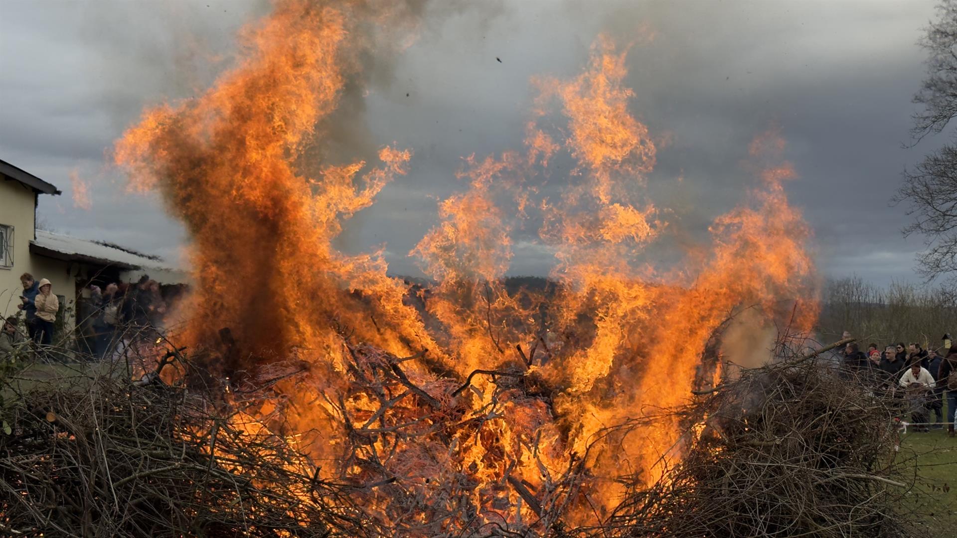 Osterfeuer bei den Katzen